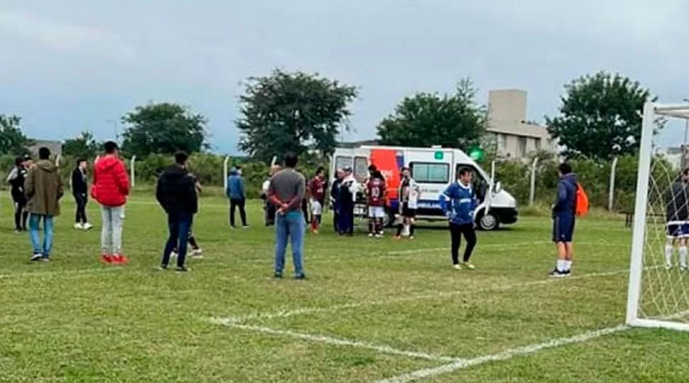 CONMOCIÓN. La ambulancia asiste al árbitro después de haber sufrido el cruenta ataque en Las Cañas.  