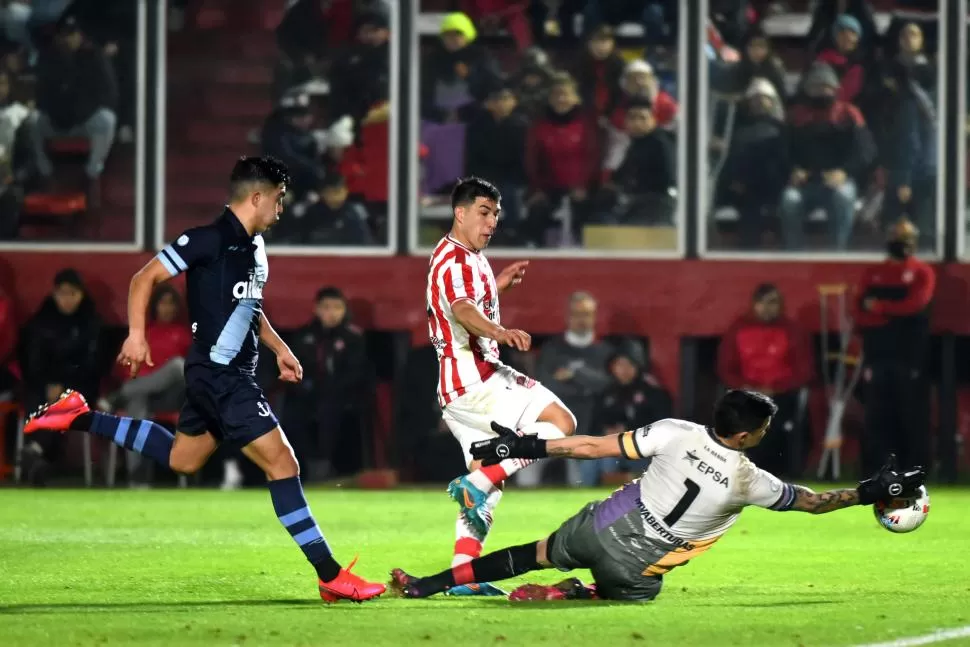 ERRÁTICO. Miritello tuvo una chance clara tras un pase filtrado, pero definió muy mal ante la salida del arquero Perafán.  