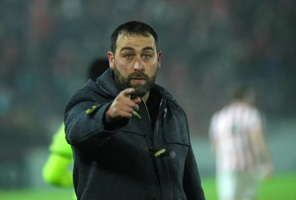 LOOK. En el segundo tiempo, De Muner se calzó un tapado debido al intenso frío.  