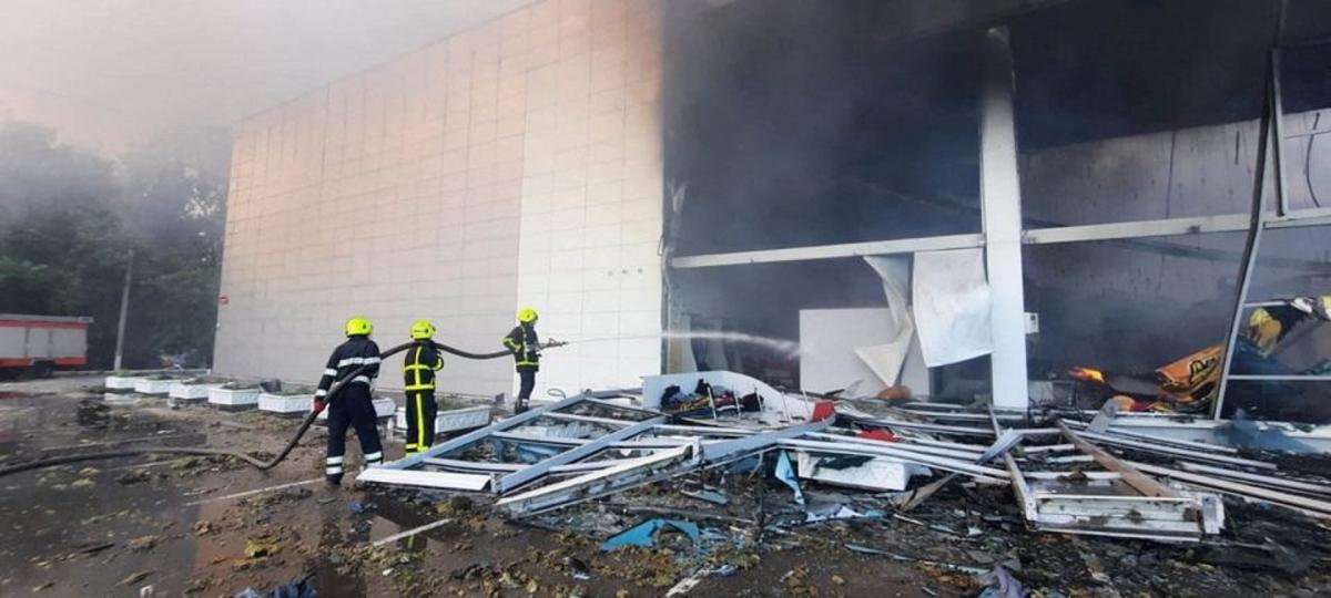 Ucrania denunció un ataque con misiles rusos en un centro comercial. Foto de Reuters