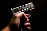 Asaltó y amenazó a una mujer que esperaba el colectivo: “dame la mochila o te pego un tiro”