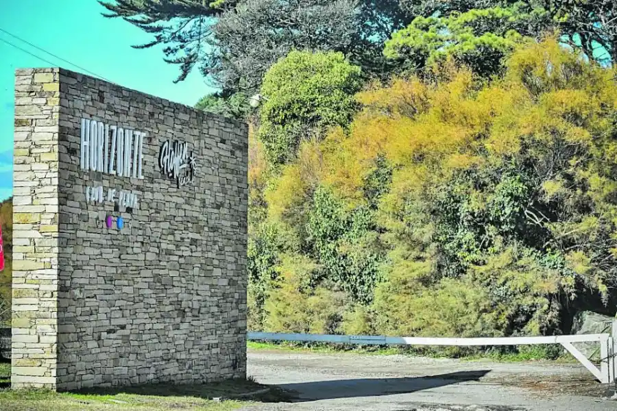 LA ESCENA. La fiesta se realizó en balneario de Punta Mogotes.