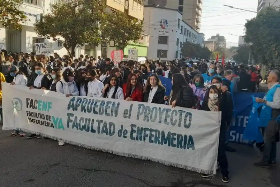 MOVILIZACIÓN. Estudiantes marcharon al Rectorado para reclamar la jerarquización de la escuela de enfermería .