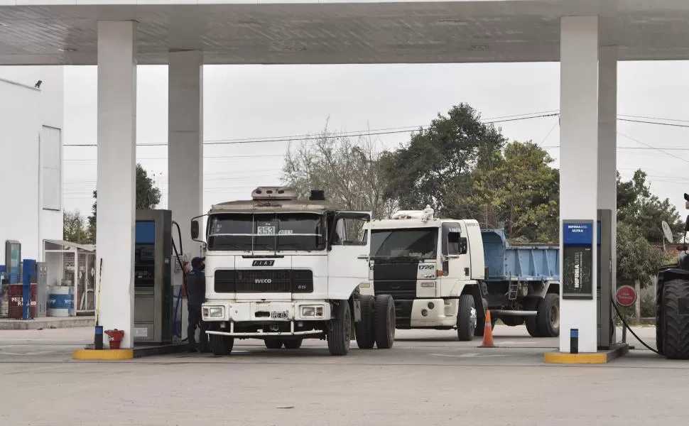 CARGANDO. Un camión carga combustible en una estación del sur de la provincia, mientras otro espera su turno detrás. 