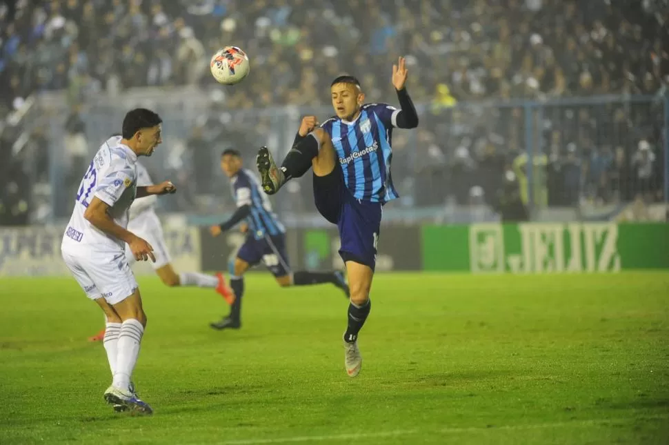 BUEN NIVEL. Ramiro Ruiz Rodríguez hizo un buen partido, aunque otra vez el gol le fue esquivo. El jugador terminó exhausto y recibió el apoyo de sus compañeros. 