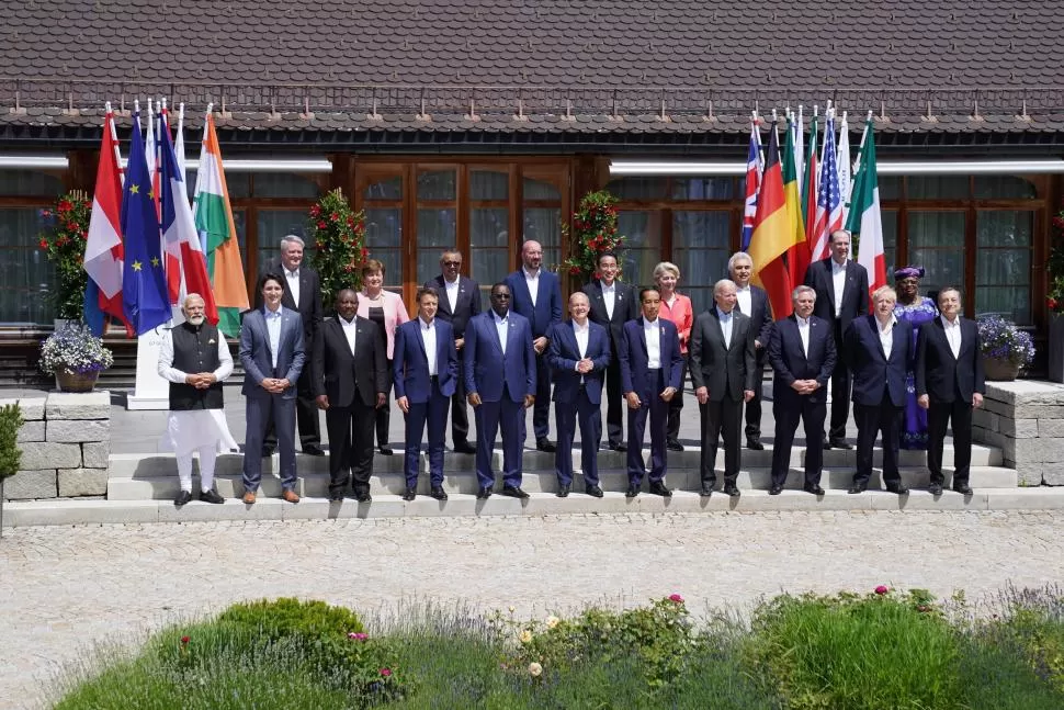 EN LOS ALPES.- Jefes de Estado, primeros ministros y titulares de organismos internacionales posan para la foto oficial, en el castillo Schloss Elmau.  REUTERS