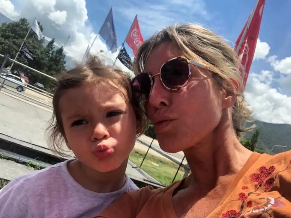 FELICIDAD. Cynthia Torres Stockl, su esposo y Joaquina, antes de la llegada de Felicitas.