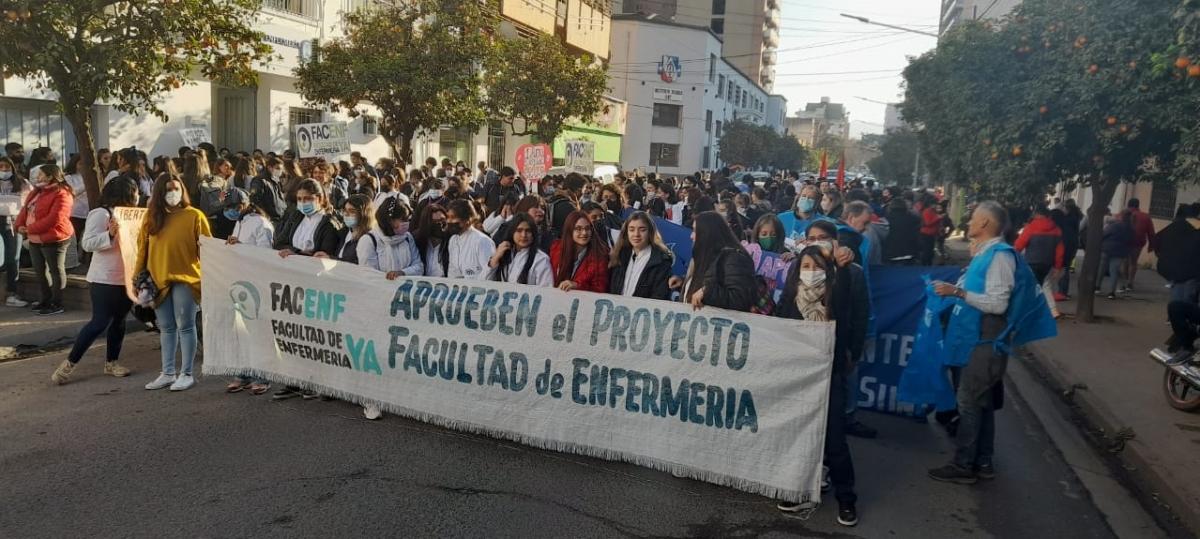 MOVILIZACIÓN. Estudiantes marcharon al Rectorado para reclamar la jerarquización de la escuela de enfermería .