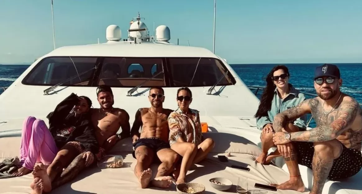 Tini y De Paul pasaron una tarde con amigos en un crucero en Ibiza