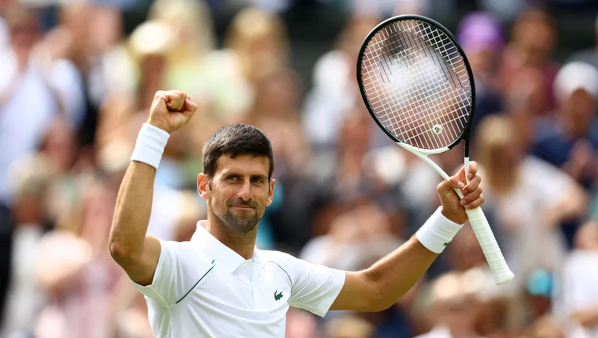 TOMA RITMO. Por pasajes, Djokovic mostró el nivel que le permitió llevarse Wimbledon el año pasado.