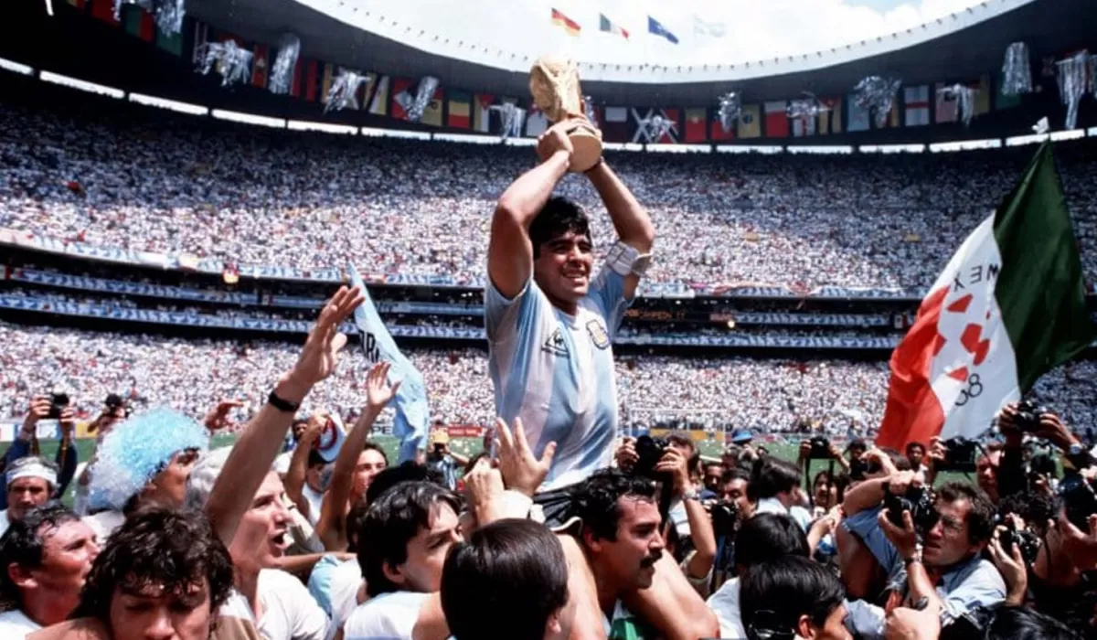 Maradona levanta la copa del Mundial 86