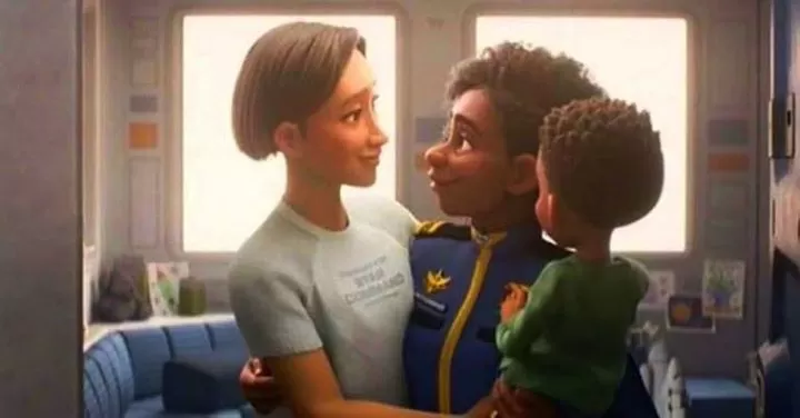 RELACIÓN. Dos personajes femeninos de “Lightyear” son pareja en la película animada de Disney/Pixar. 