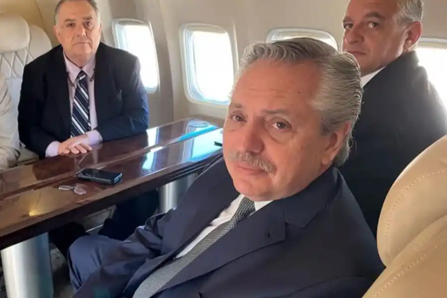 El presidente y sus colaboradores durante el vuelo a Jujuy.