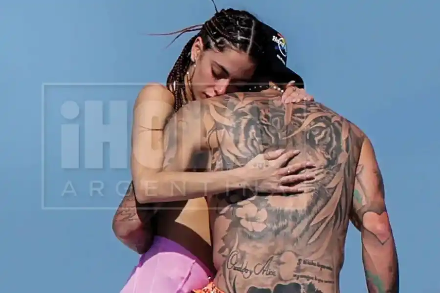 Tini y De Paul muy románticos en Ibiza