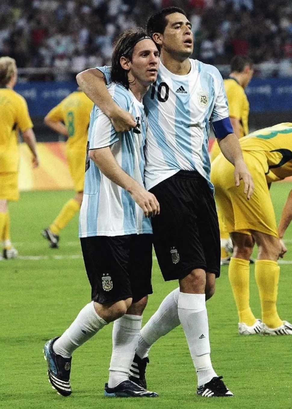 GENIOS DEL FÚTBOL. Lionel Messi y Juan Román Riquelme, dos grandea talentos nacidos un 24 de junio. 