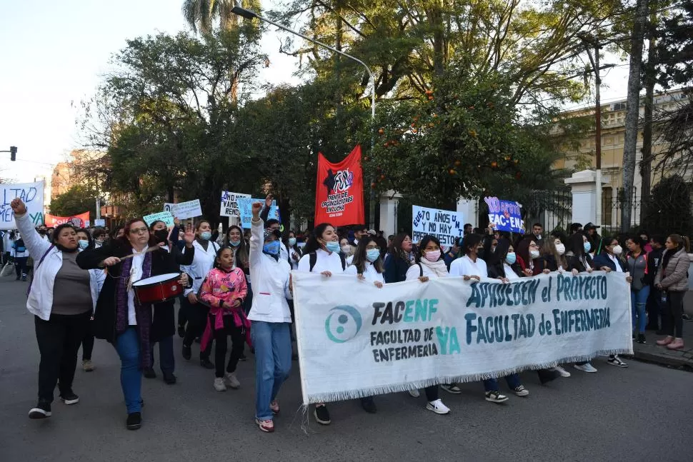 MANIFESTACIÓN. Estudiantes, docentes, no docentes y graduados participaron de la marcha de ayer. 