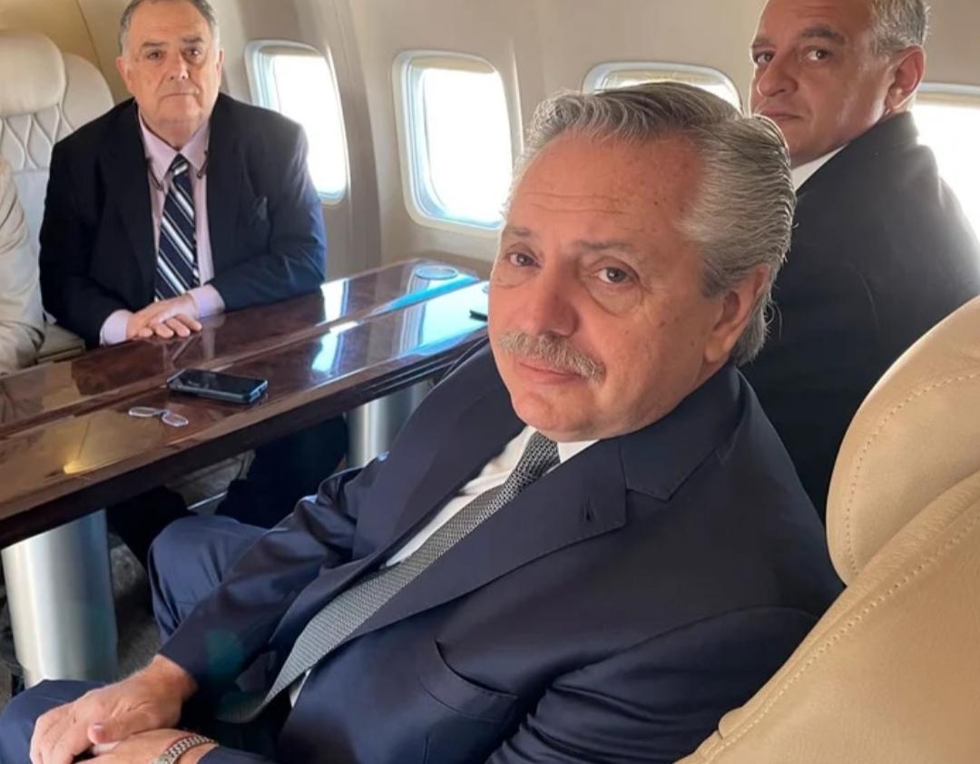 El presidente y sus colaboradores durante el vuelo a Jujuy.