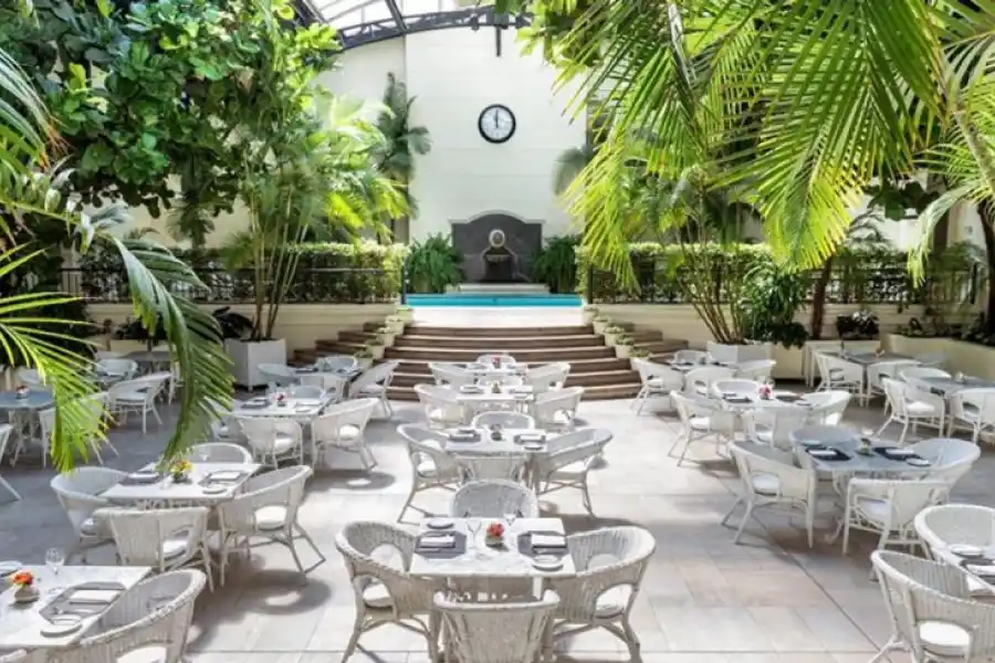 El Loi Suites de Buenos Aires posee un restaurante bajo un techo vidriado que permite disfrutar el sol. 