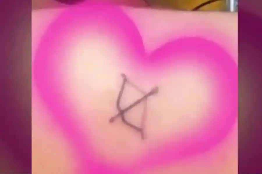 El tatuaje de Tini. La cantante eligió un diseño que se relaciona directamente con su gran presente amoroso.