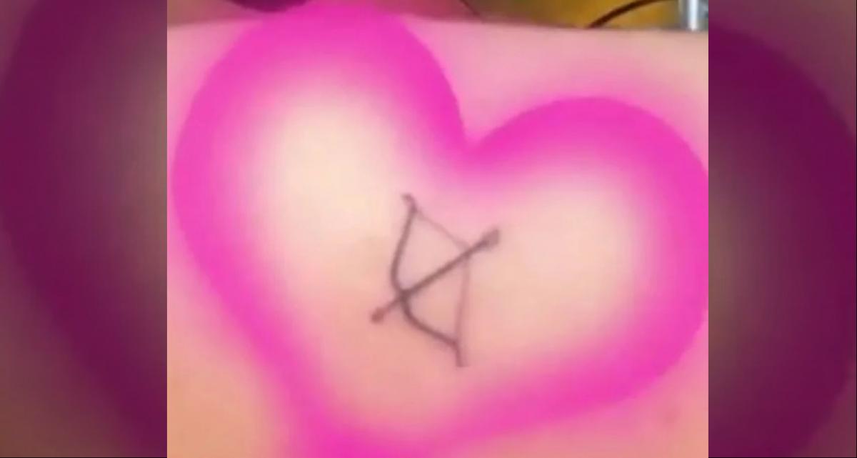 El tatuaje de Tini. La cantante eligió un diseño que se relaciona directamente con su gran presente amoroso.