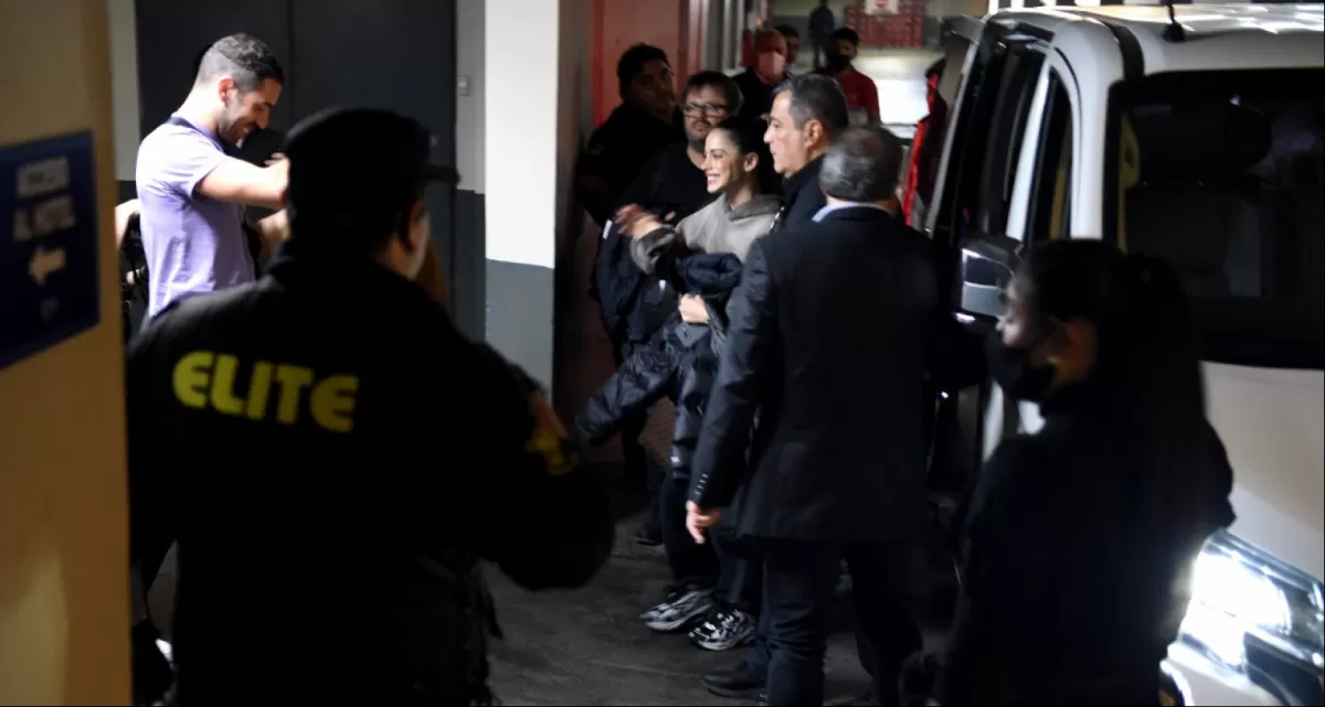 Fotos: sonriente y rodeada de fans, así llegó Tini a Tucumán