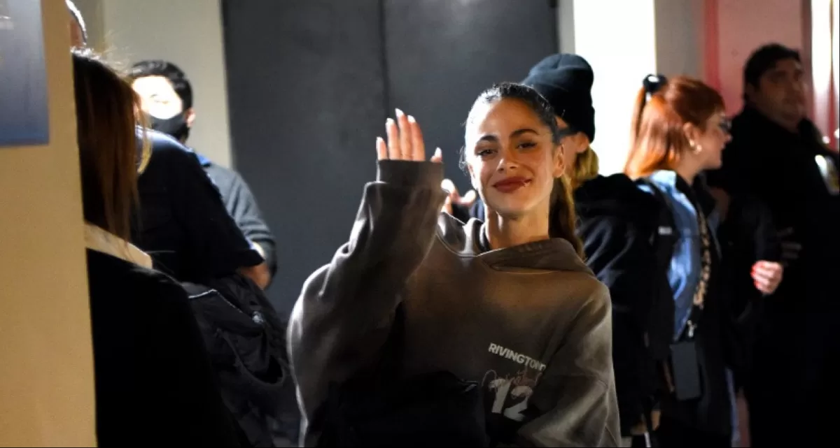 Fotos: sonriente y rodeada de fans, así llegó Tini a Tucumán