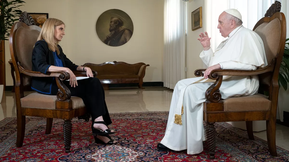  “Usar la crisis para el propio provecho es salir mal de la crisis y, sobre todo, es salir solo”, señaló el Papa en diálogo con Llorente. / Foto: ©️ Vatican Media.