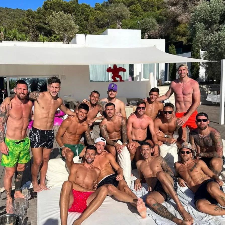 EN ISLAS BALEARES. Los jugadores coincidieron en sus vacaciones en Ibiza, y aprovecharon la oportunidad para reunirse para festejar cumpleaños y divertirse. @tucucorrea