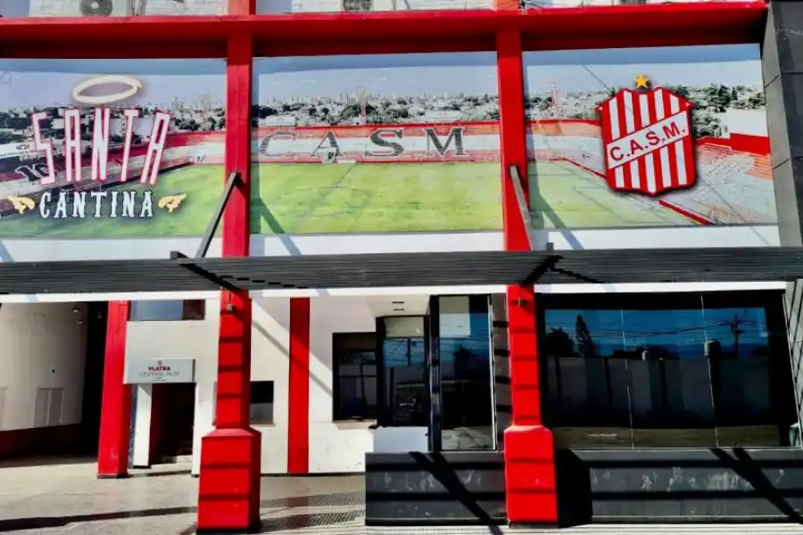 FACHADA COLORIDA. En la parte de afuera de la cantina aparece una gigantografía de La Ciudadela, además de unos paneles de vidrios que le otorgan glamour. FOTOS CASM - PHM8SANCHEZ  
