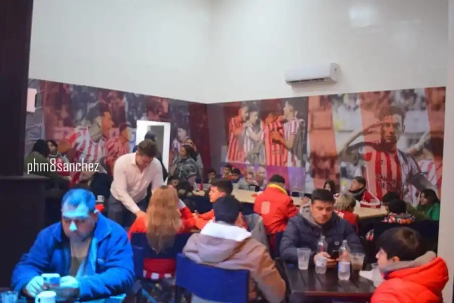 UN BUEN MOMENTO. Antes del duelo del lunes, los hinchas pasaron por la cantina.