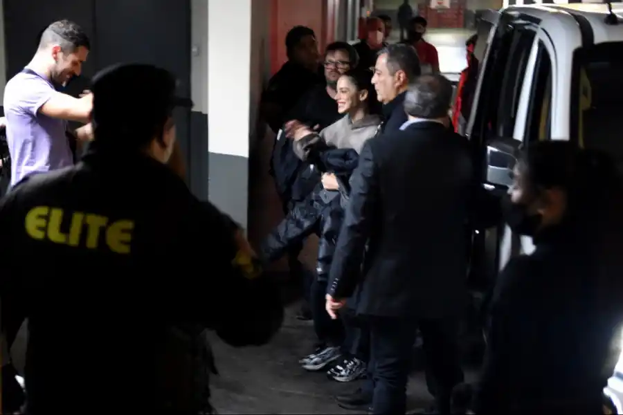 Fotos: sonriente y rodeada de fans, así llegó Tini a Tucumán