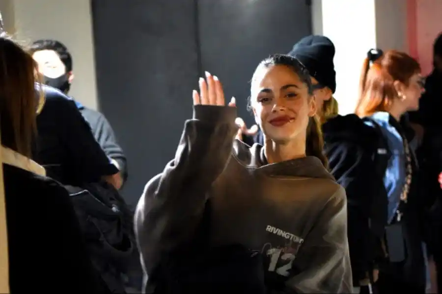 Fotos: sonriente y rodeada de fans, así llegó Tini a Tucumán