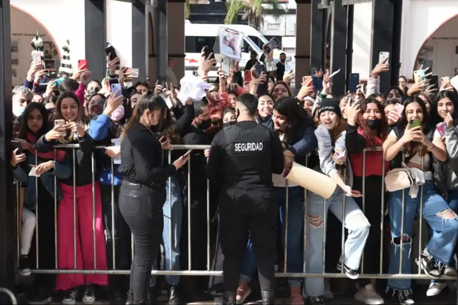 Fotos: sonriente y rodeada de fans, así llegó Tini a Tucumán