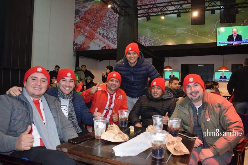 LA BANDA DEL GORRITO. Un grupo de amigos degustó empanadas y gaseosas antes del partido.