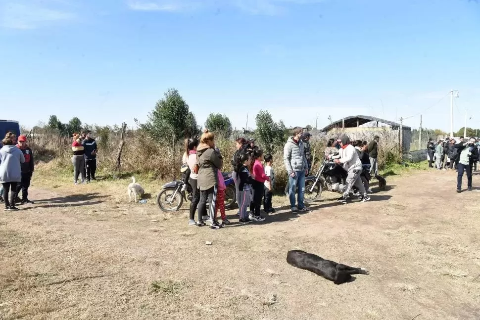 MOMENTOS DE TENSIÓN. Vecinos del asentamiento “La Chabela” colaboraron con la Policía en la búsqueda de la pequeña antes de que hallaran sus restos. 