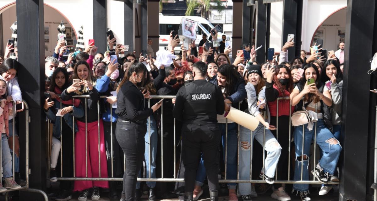 Fotos: sonriente y rodeada de fans, así llegó Tini a Tucumán