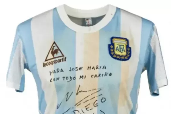 Dudas sobre la autenticidad de la camiseta subastada que usó Maradona en la final del 86