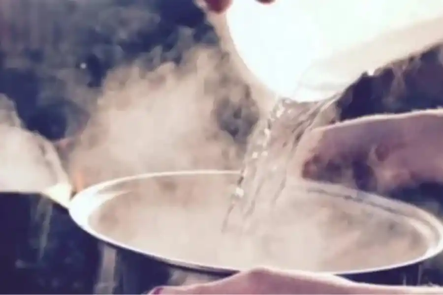 Bolivia: escuchó a su pareja soñar con otra mujer y le tiró agua hirviendo en los genitales