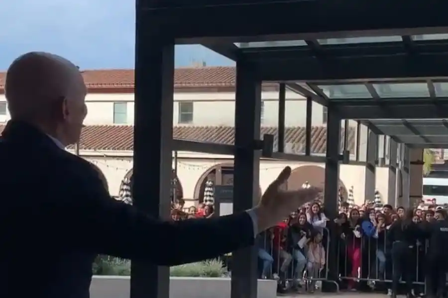 José Luis Espert junto a las fans de Tini.