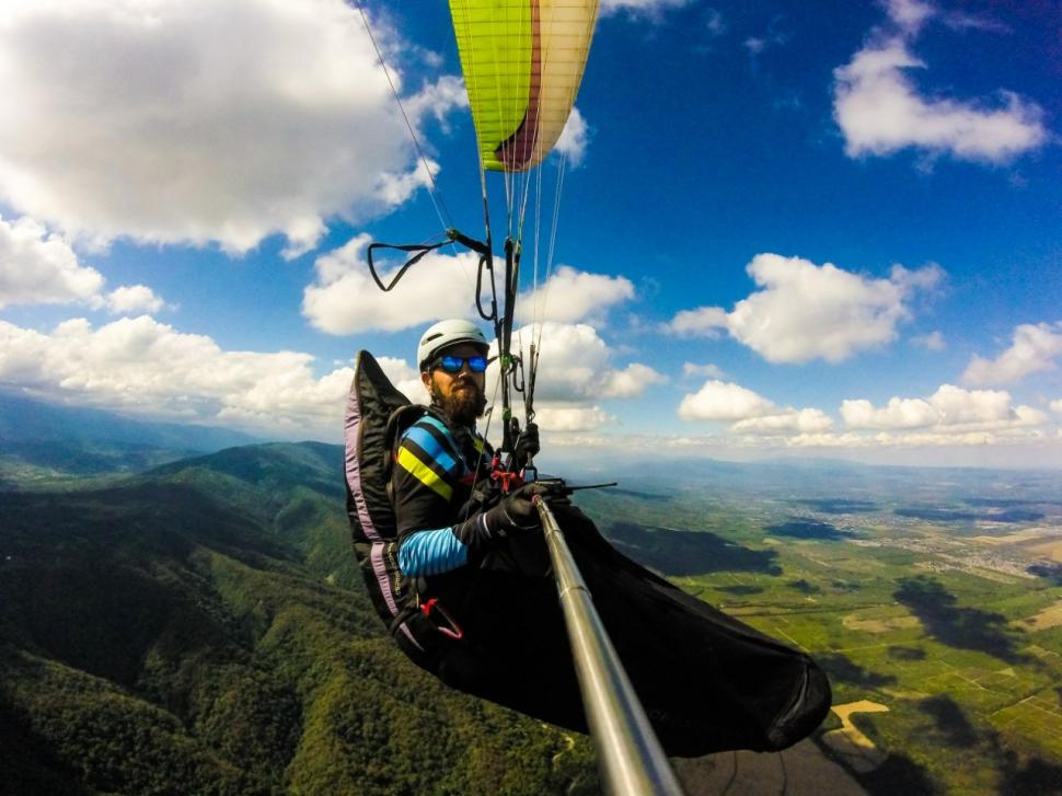 PARAPENTE. A 2.400 metros de altura, volando sobre el cerro San Javier, un lugar predilecto para Gianfrancisco.