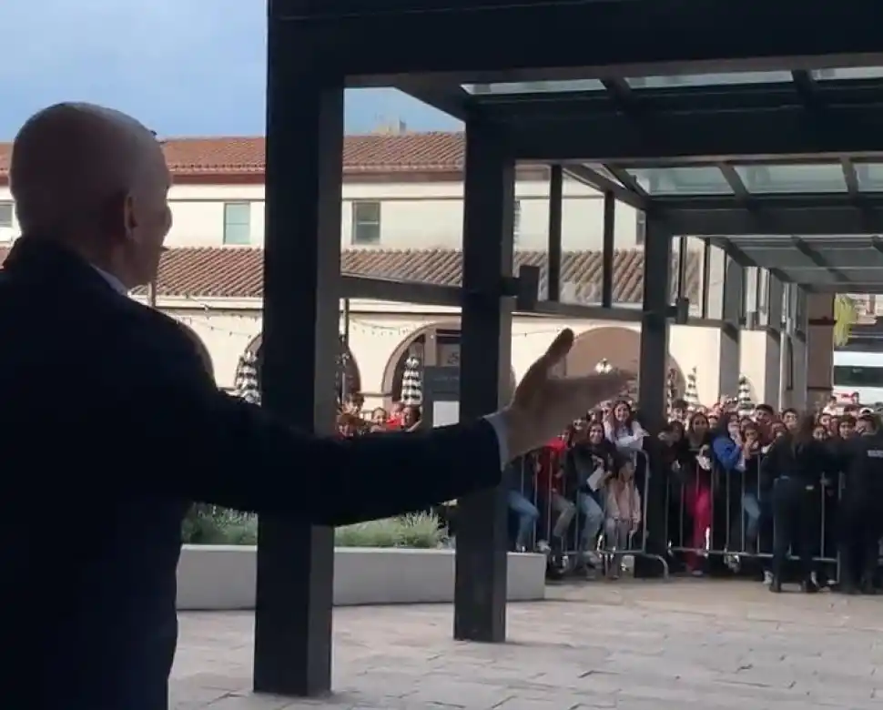 José Luis Espert junto a las fans de Tini.