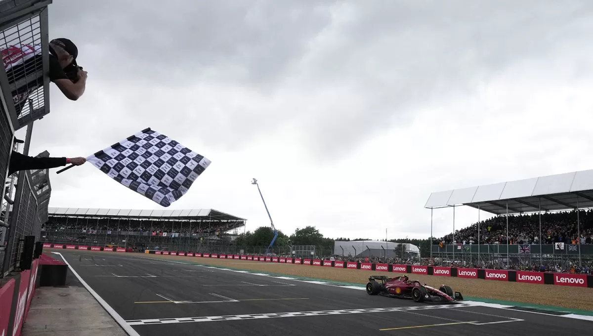 VICTORIA. Sainz recibe la bandera a cuadros en el circuito de Silverstone.