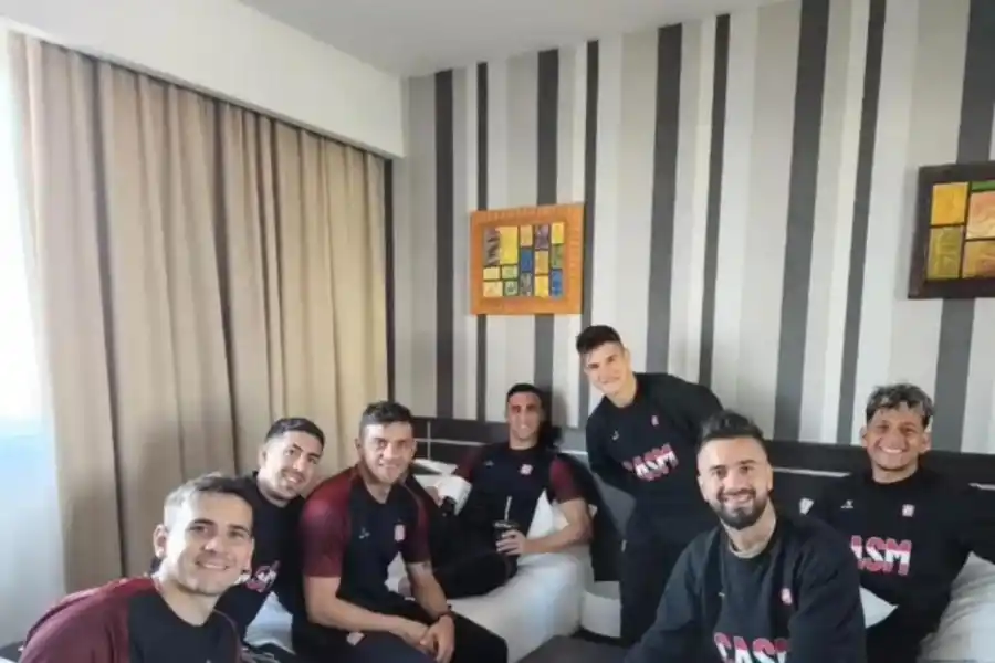 CONCENTRADOS. Integrantes del plantel “santo”, reunidos en una de las habitaciones del hotel rafaelino.