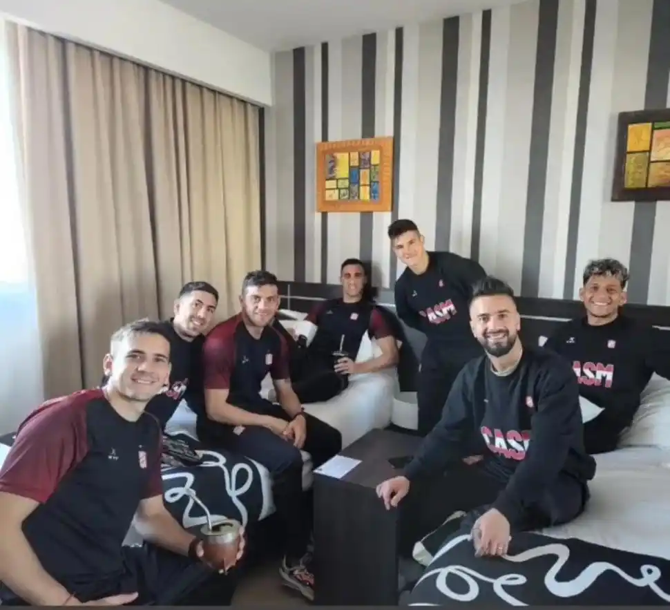 CONCENTRADOS. Integrantes del plantel “santo”, reunidos en una de las habitaciones del hotel rafaelino.