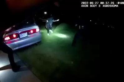 Persecución y 60 balazos: policías contra un hombre negro