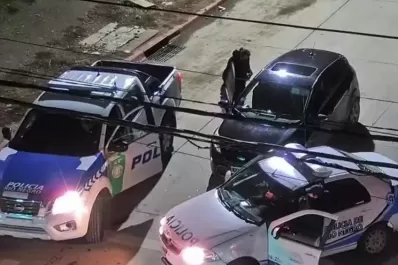 Vio a su ex pareja con otra mujer, los atropelló y se dio a la fuga