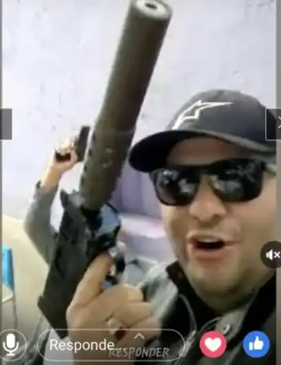 PODER. “Kuki” Caro se retrató con esta arma de fuego.