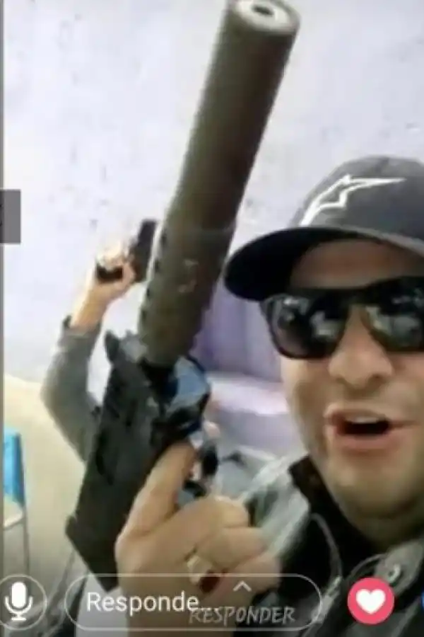 PODER. “Kuki” Caro se retrató con esta arma de fuego.