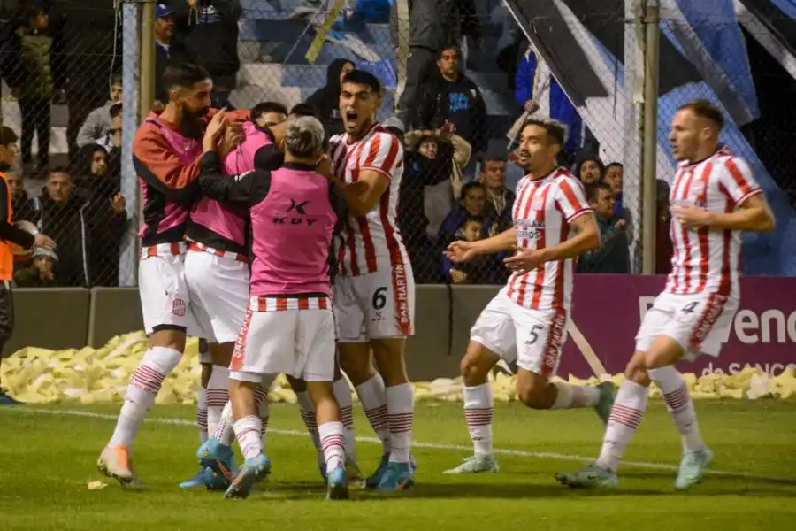 REGULAR. Sosa ingresó para generar desequilibrio, pero no lo logró. Además, sobre el final, dejó al equipo con un jugador menos, por pegar una dura patada.