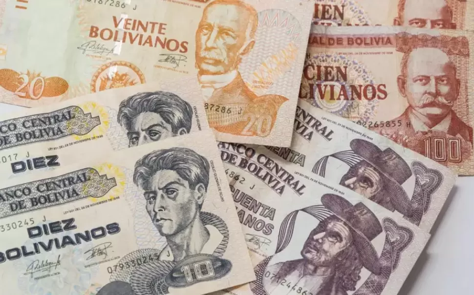 Frente a la debilidad de la moneda nacional, crece la demanda de pesos bolivianos.